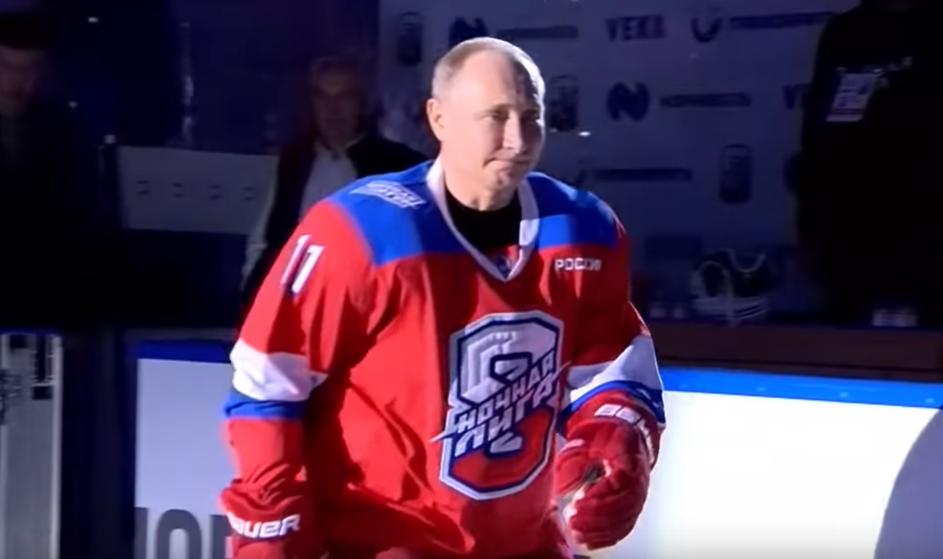 Galerija Vladimir Putin Igral Hokej Na Ledu Padel Kot Je Dolg In Irok