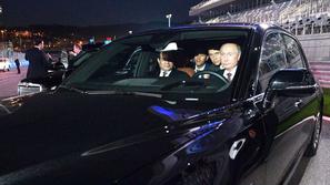 Vladimir Putin v limuzini aurus senat