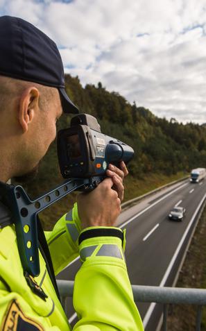 Avtocestna policija radar merilnik merjenje hitrosti varnostna razdalja