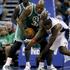 Shaquille O'Neal (na sredini), Brandon Bass (desno) in v ozadju Kevin Garnett