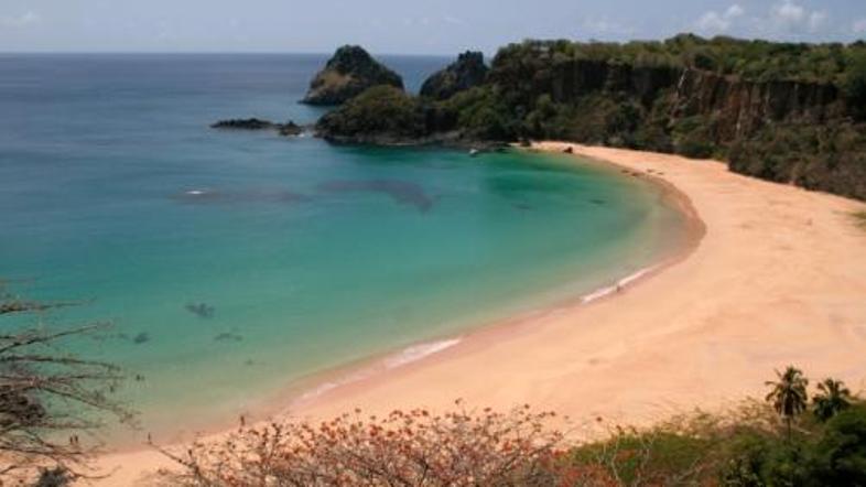 Otočje Fernando de Noronha sestavlja približno 350 otokov, število turistov, ki 