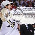 Kapetan Pittsburgha Sidney Crosby se je takole veselil z najbolj zaželenim pokal