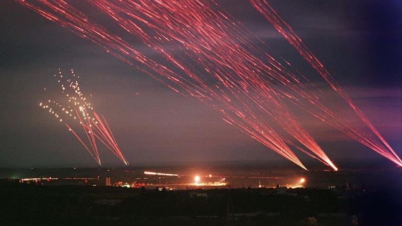 Protizračna obramba na delu v Beogradu leta 1999. (Foto: Reuters)