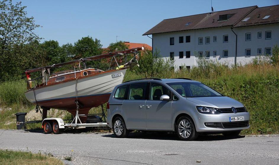 Novi sharan je prevzel družinski obraz in dobil dvoje drsnih vrat. (Foto: Borut 