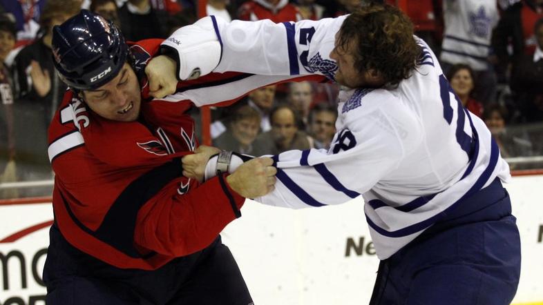 Med Capitals in Maple Leafs so zapele tudi pesti. (Foto: Reuters)