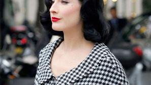 Dita Von Teese ve, kaj je moškim všeč.