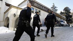 Kraj eksplozije so zavarovali policisti. (Foto: Reuters)