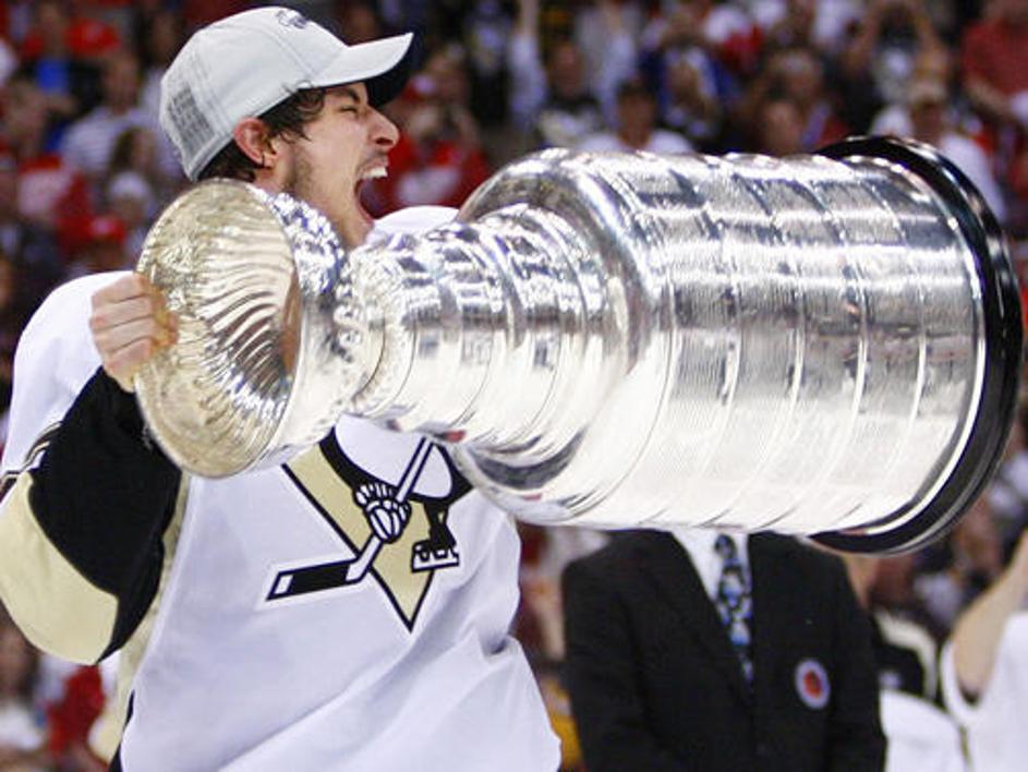 Kapetan Pittsburgha Sidney Crosby se je takole veselil z najbolj zaželenim pokal