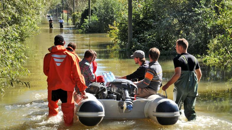 slovenija 20.09.10, poplave, Iska vas, Barje, dostava hrane s colnom do prebival