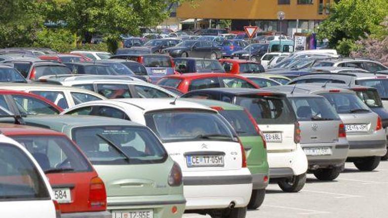 Na parkirišču avtomobili velikokrat dobijo grde buške in praske.