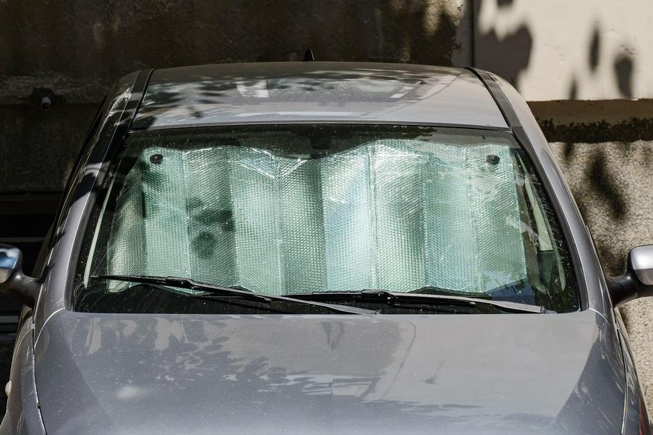 Parkiran avto zaščita senčnik vročina | Avtor: Profimedia