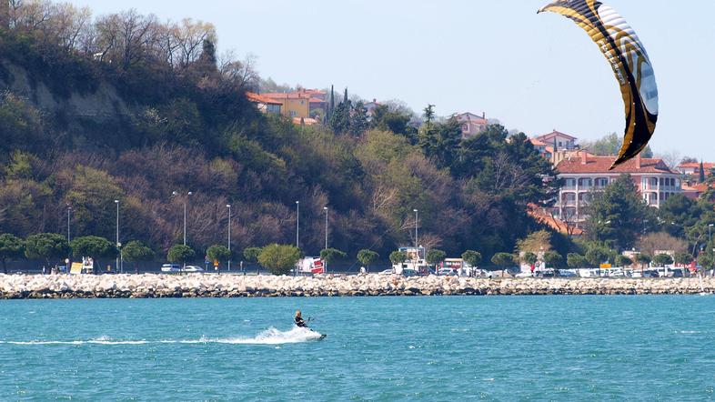 Pri disciplini race kajtarji vozijo od boje do boje. Pri freestylu pa tekmovalci