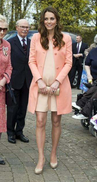 Kate Middleton prisega na mini torbice.