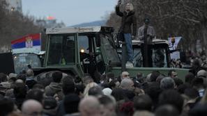 protest v Novem Sadu protestniki stojijo na traktorjih