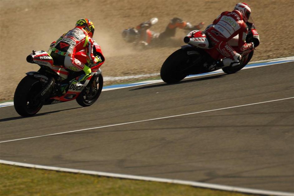 Valentino Rossi (Ducati) in Hector Barbera (Ducati) peljeta mimo Andrea Dovizios