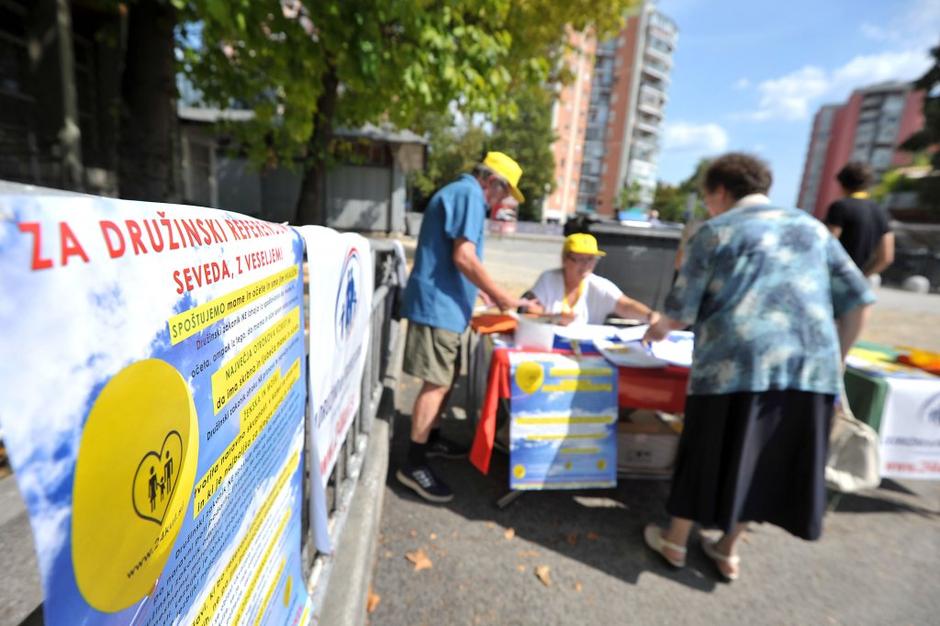 Zbiranje podpisov za razpis referenduma o družinskem zakoniku. | Avtor: Anže Petkovšek