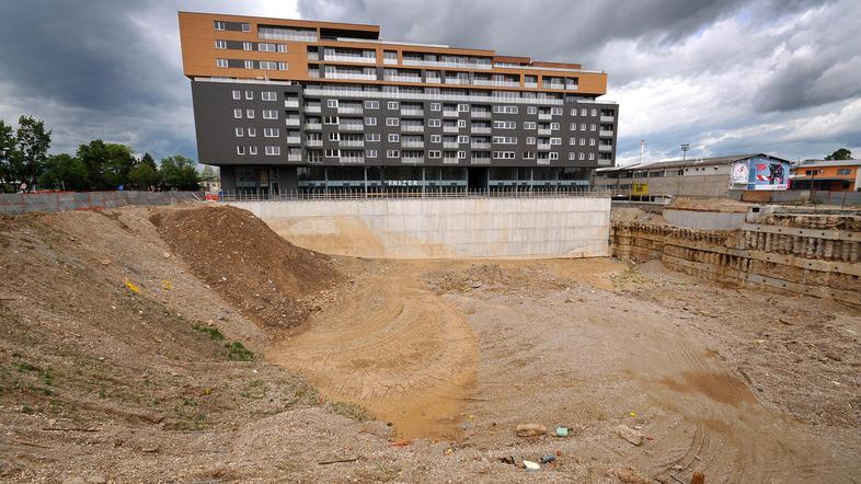 Ali je jama pred Celovškimi dvori, kjer naj bi po prvih načrtih stal poslovni ho