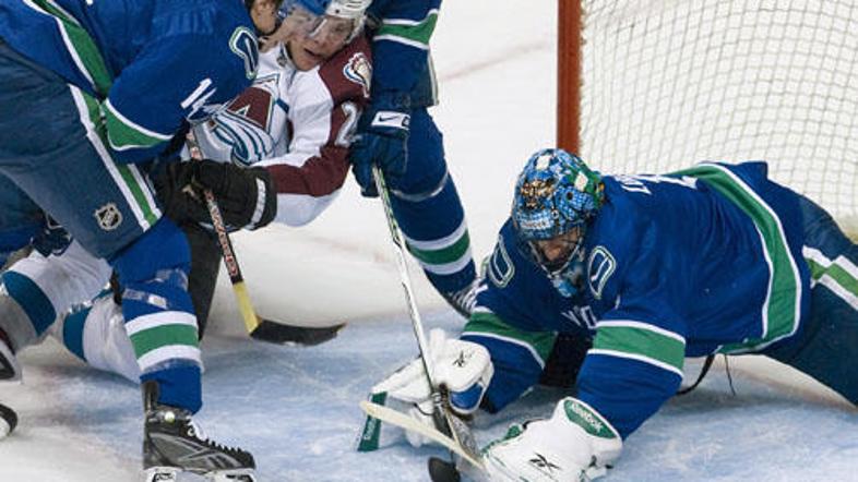 Takole je Vancouvrov vratar Roberto Luongo zaustavil strel Paula Stasnyja.