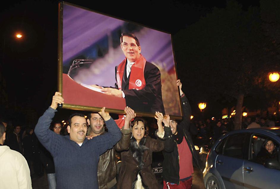 Tunizijski predsednik El Abidine Ben Ali je po množičnih protivladnih protestih 