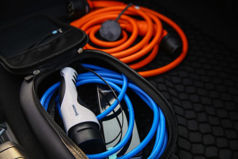 Hyundai Ioniq Plug-In Hybrid električni avto električni kabel | Avtor: Saša Despot