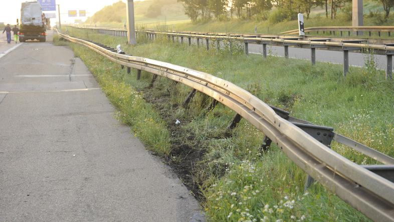 poškodovana obcestna ograja na avtocesti