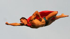 Čeh Michal Navratil je po koncu tekme za zabavo skočil še kot Superman.