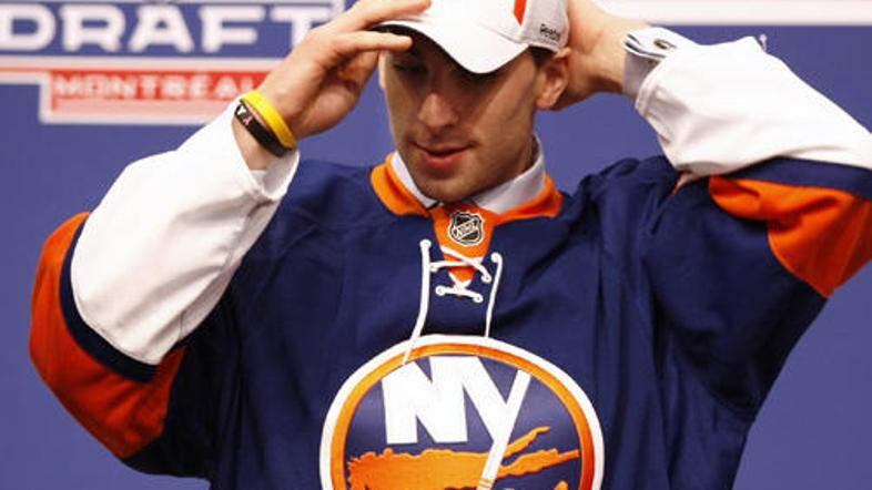 John Tavares si je takole na glavo posadil čepico moštva NY Islanders.