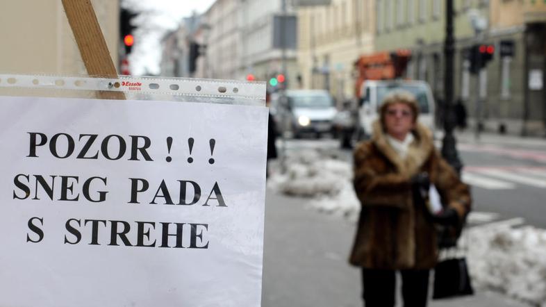 Občinske stavbe imajo na strehah snegolove, ki sneg zadržujejo. V primeru nevarn