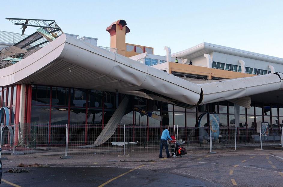 Odkrita streha na lizbonskem letališču.