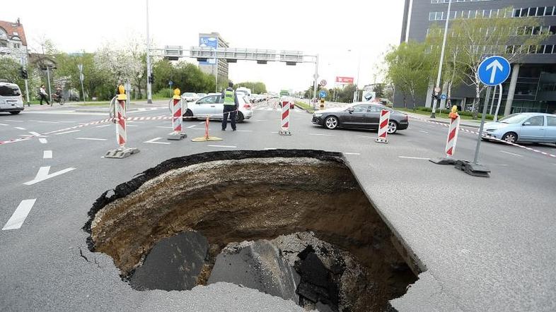 Luknja na cesti v Zagrebu 