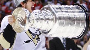 Kapetan Pittsburgha Sidney Crosby se je takole veselil z najbolj zaželenim pokal