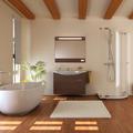 Lesena tla v kopalnico vnesejo dodatno toplino in občutek domačnosti. (Foto: Shu