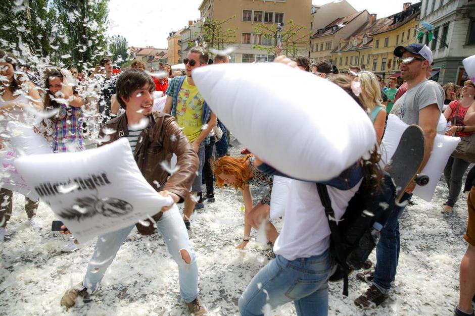 pillow fight | Avtor: Saša Despot