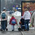 Tudi mamice z vozički, šolarji in upokojenci so prisiljeni stopiti na kolesarsko