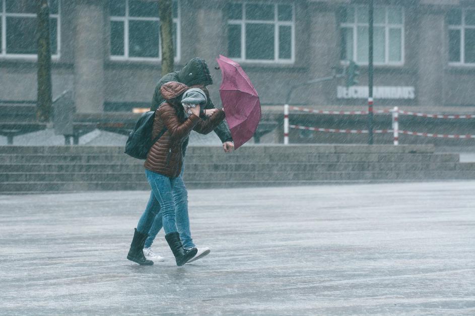 Neurje dež veter dež z vetrom povodenj deževje vreme nevihta