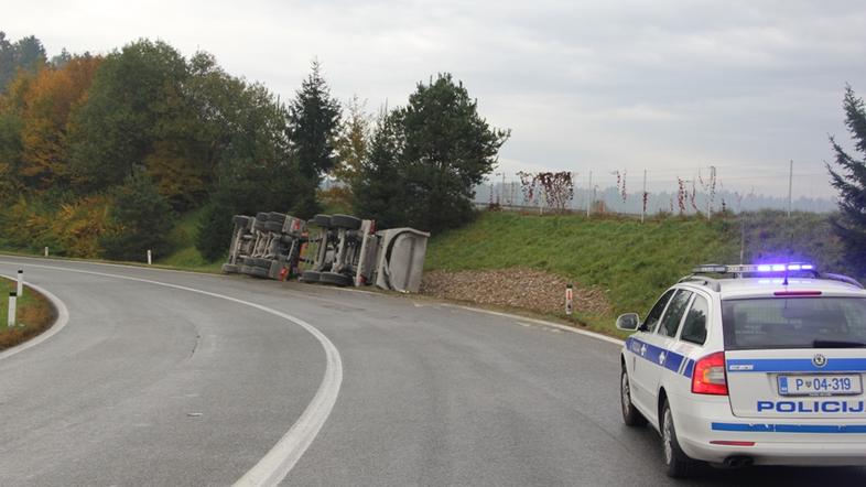 tovornjak prevrnjen tovor pesek prometna nesreča