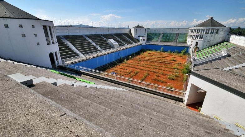 Usoda propadajočega teniškega centra ostaja neznana.