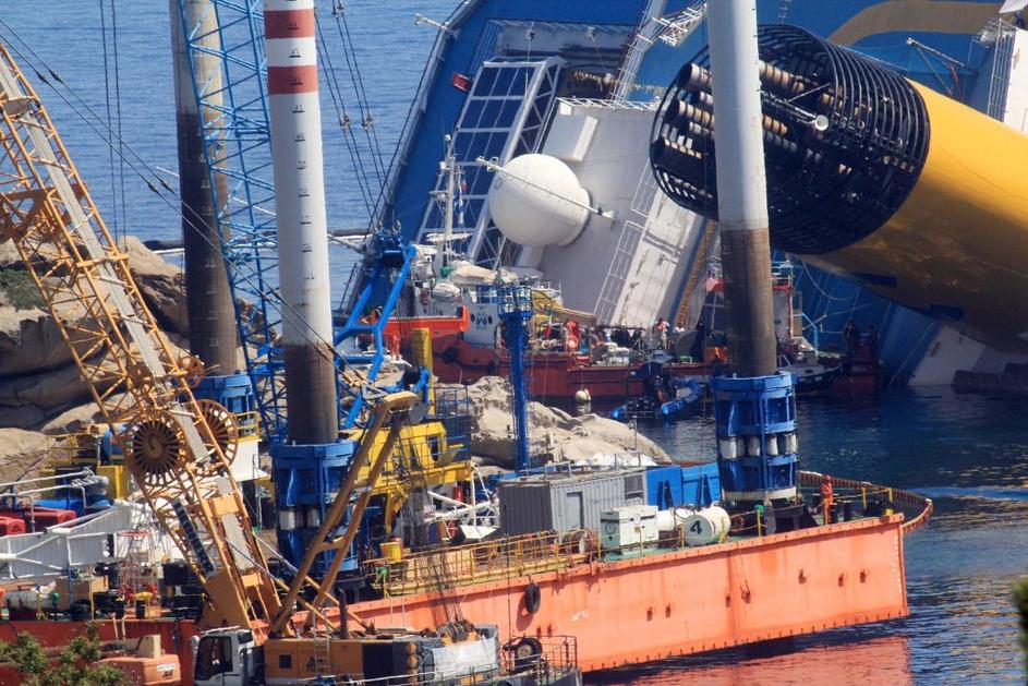 Poškodovana križarka Costa Concordia.