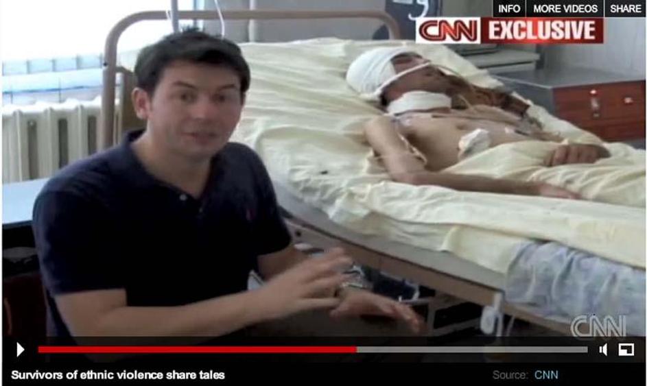 Novinar CNN sedi ob Erkinu. (Foto: CNN)