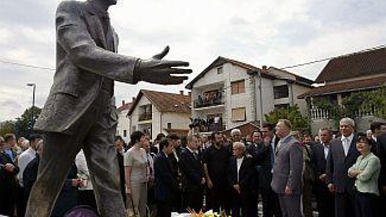 Spomenik pokojnemu Đinđiću