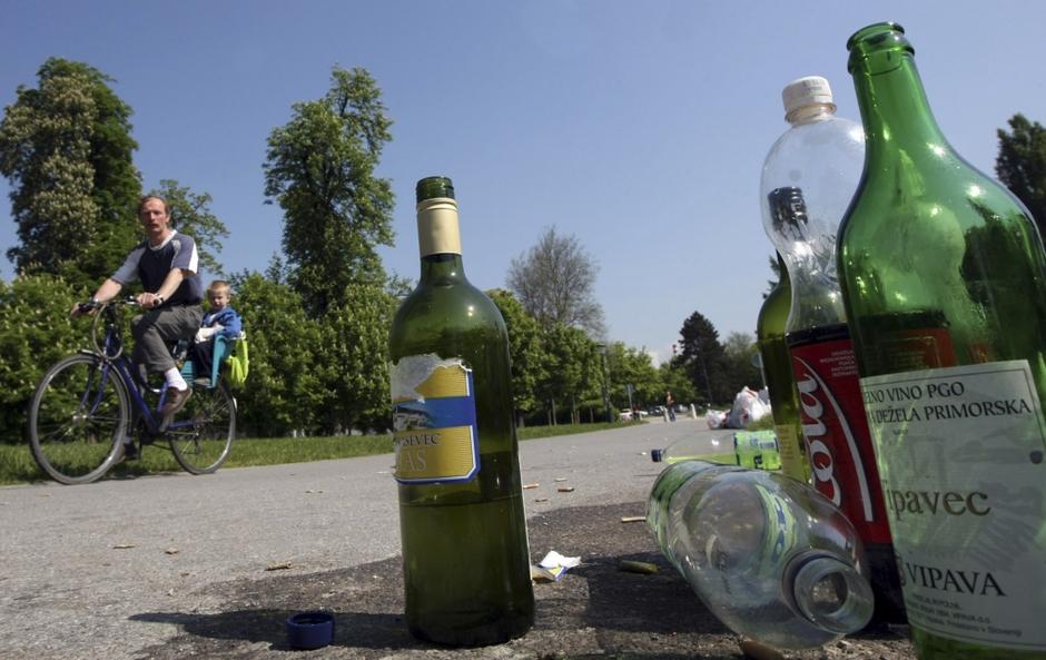 Slovenija 08.05.08, popivanje, moski na kolesu se pelje mimo smeti v parku Tivol | Avtor: Saša Despot