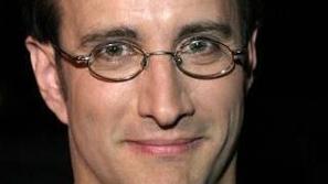 Bronson Pinchot se Toma ne spominja rad.