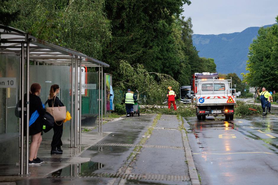 vreme gasilci veter dež poplave | Avtor: Profimedia