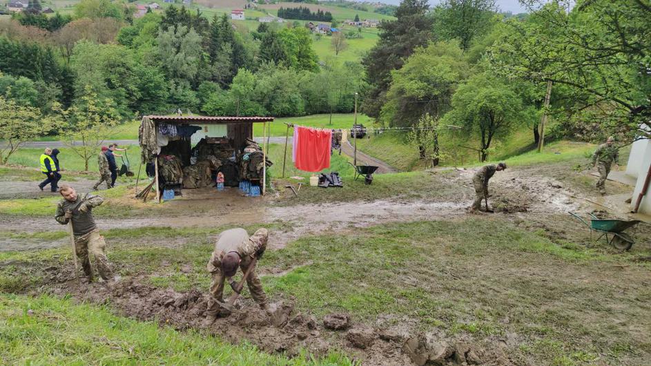 pripadniki Slovenske vojske pomagajo pri odstranjevanju posledic plazov