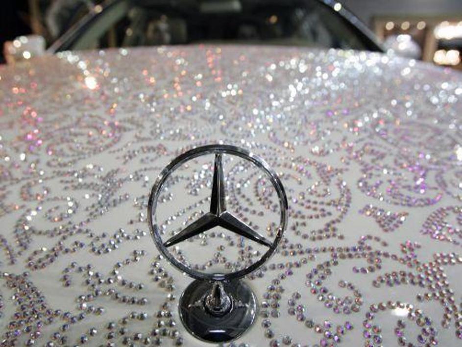 Mercedes, posut s kristali Swarovski.