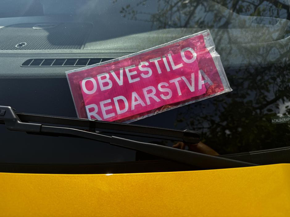 Obvestilo redarstva, napačno parkiranje | Avtor: Andrej Leban