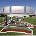 Še zadnje priprave igralne površine pred nedeljskim Super Bowlom v Glendaleu.