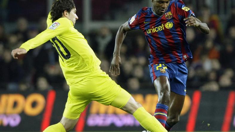 Eric Abidal (desno) bo počival dva meseca. (Foto: Reuters)