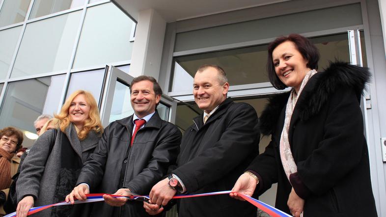 Odprtja Doma pod Gorco se je udeležil tudi predsednik DeSUS Karl Erjavec (prvi z