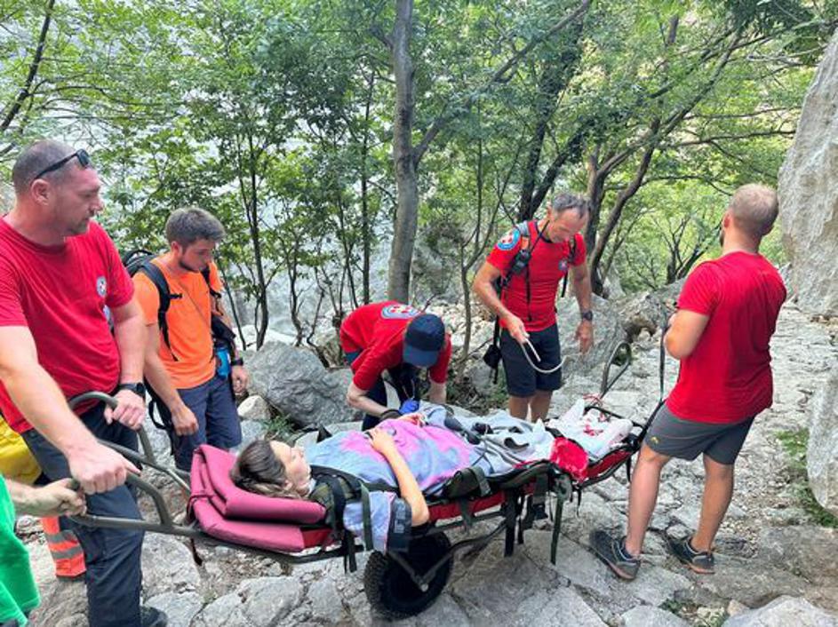 Hrvaška gorska reševalna služba je imela v vsej svoji zgodovini že številne reševalne akcije, a zadnja v soboto, bo šla zagotovo v anale. Zgodba je filmska, konec pa srečen.